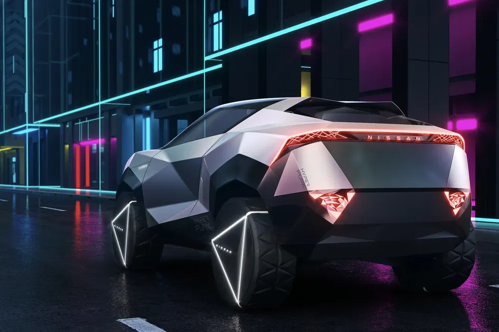 Concept Nissan futuriste avec éclairage LED, design angulaire dans une ville nocturne illuminée.