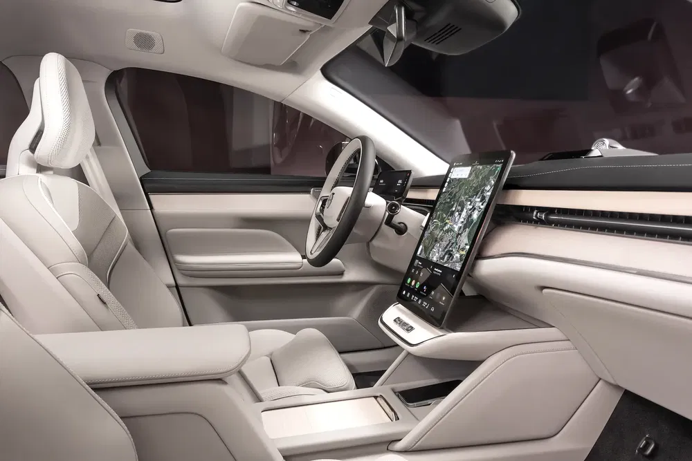 Intérieur moderne d'une Polestar 3 avec écran tactile et design épuré.