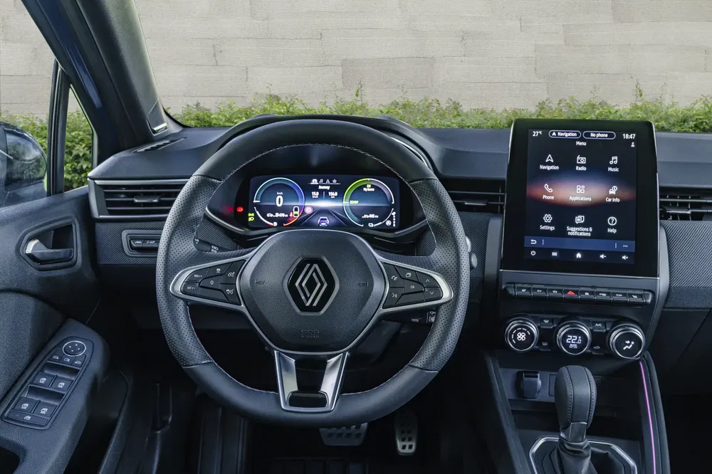 Renault auto-interieur met digitaal dashboard en centraal scherm, multifunctioneel stuurwiel.