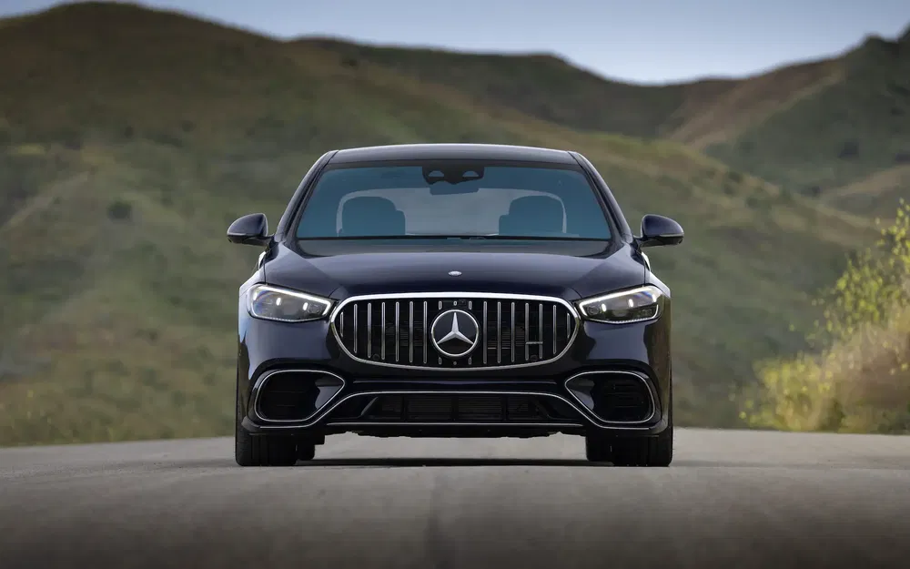 Mercedes-Benz AMG devant paysage montagneux, design luxueux et sportif.