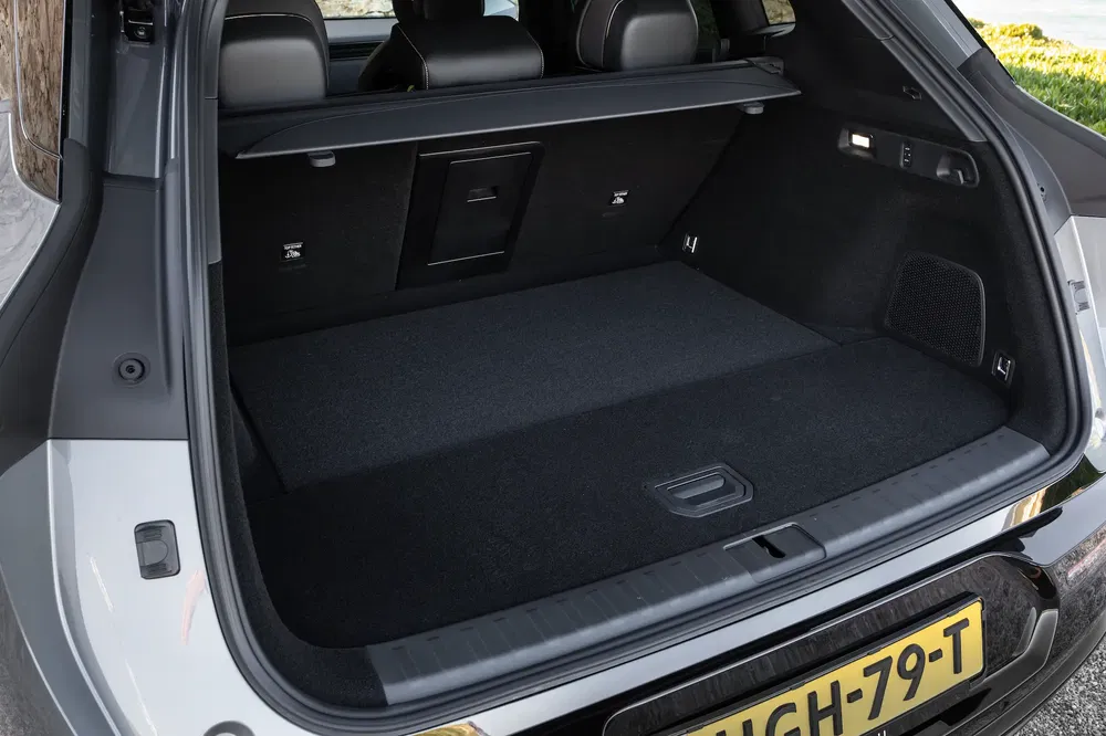 Coffre spacieux d'un SUV moderne avec finition noire élégante et plaque d'immatriculation.