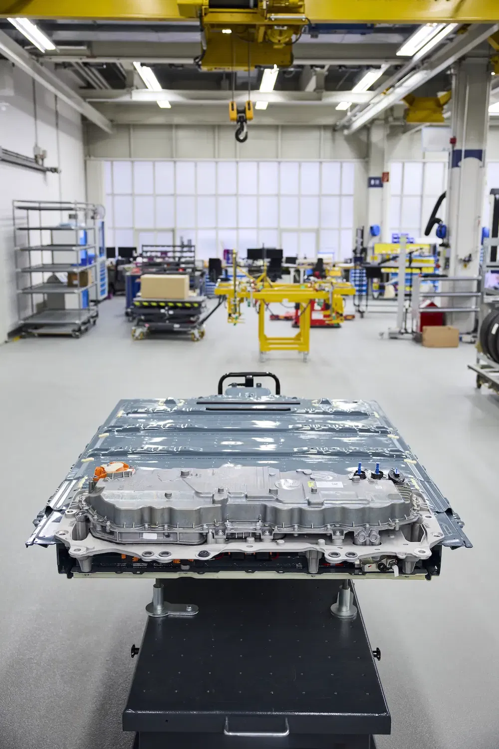Atelier moderne avec batterie de voiture électrique en assemblage.