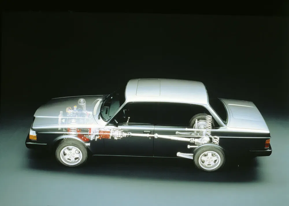 Illustration d'une Volvo avec structure intérieure visible, montrant moteur et suspension.