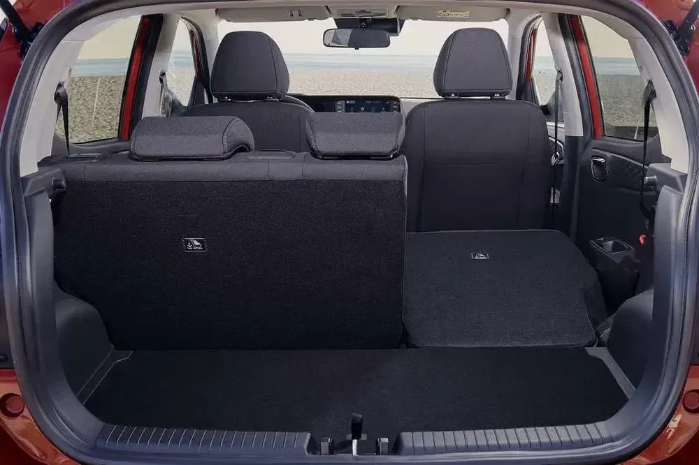Coffre spacieux de voiture avec sièges arrière rabattables, offrant plus de flexibilité de chargement.