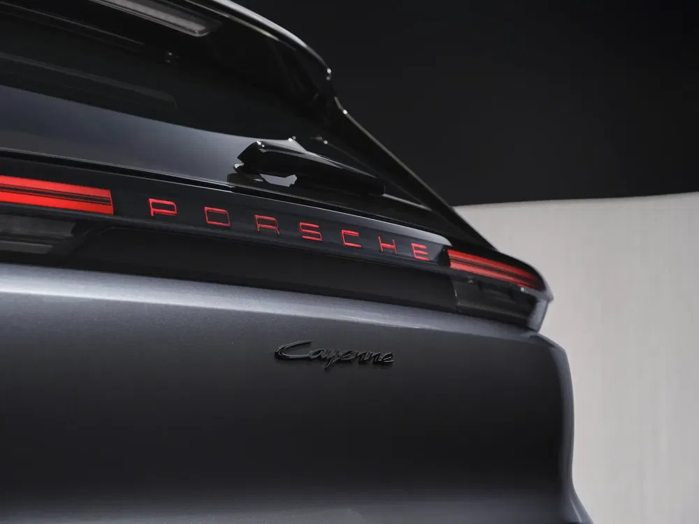 Achterkant Porsche Cayenne met iconisch logo en stijlvolle achterlichten.