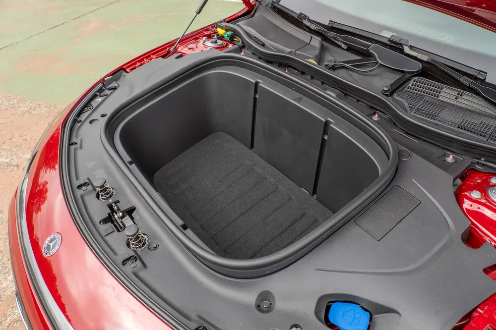 Coffre avant d'une voiture électrique rouge avec espace de rangement spacieux.