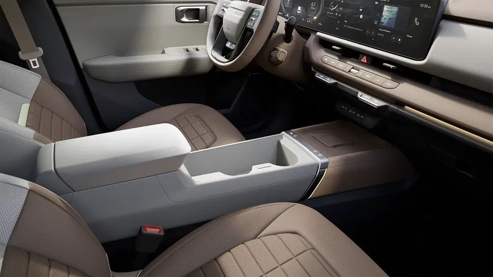 Moderne interieur van een Hyundai Kona 2024 met touchscreen en hoogwaardige materialen.