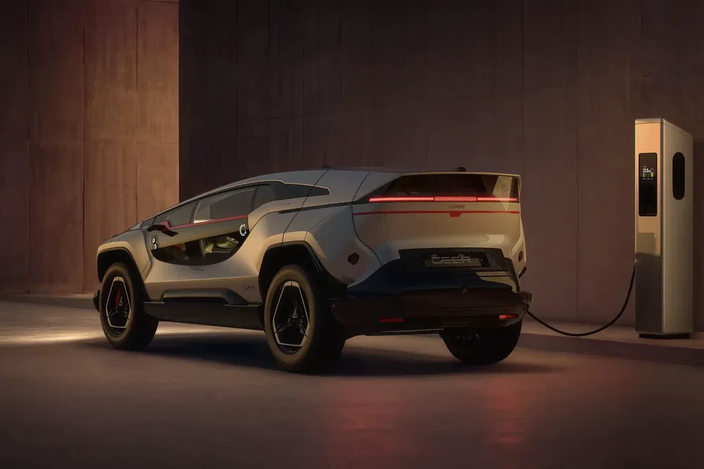 Elektrische conceptauto Bertone GB110 laadt op in een moderne stedelijke omgeving.