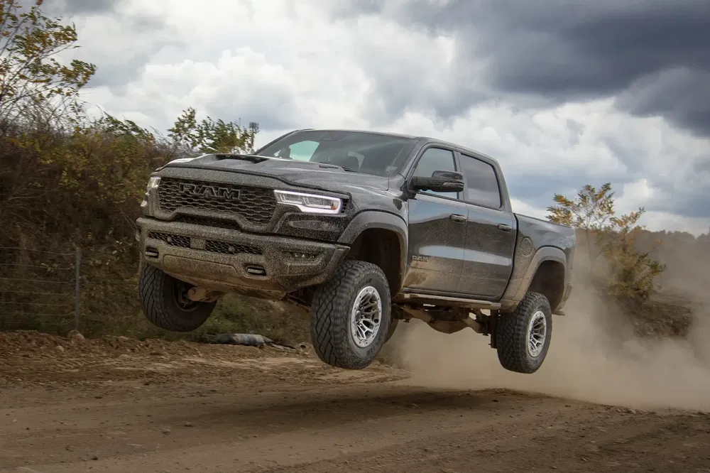 RAM 1500 TRX springt op een onverharde weg, toont off-road prestaties.