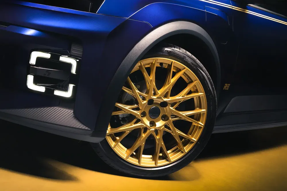 Gouden velg op sportauto met blauwe bumper en opvallende LED-verlichting.