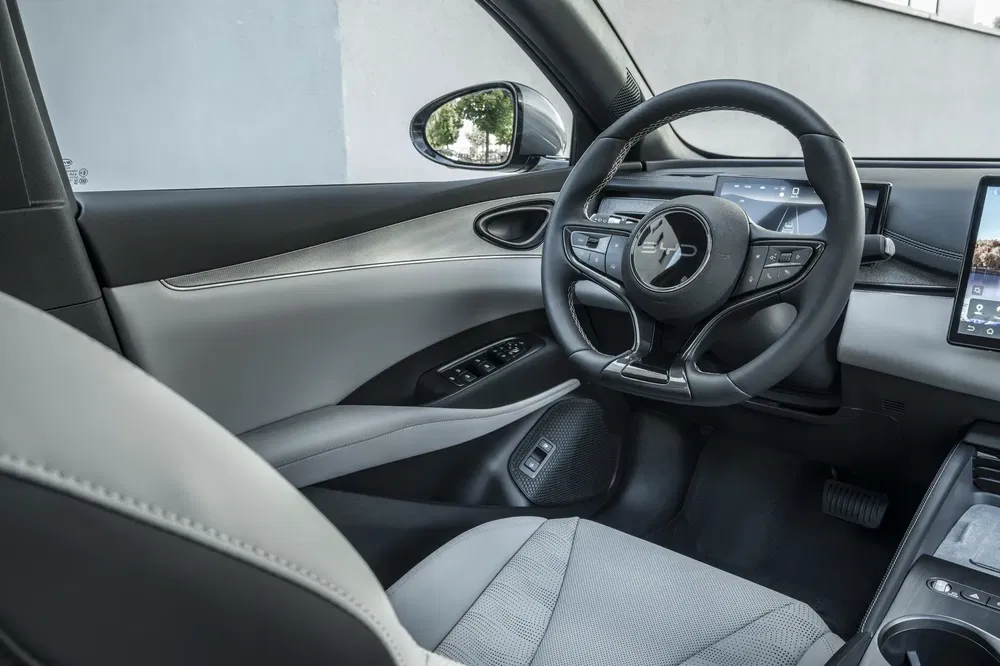 Intérieur de la Polestar 2 avec volant ergonomique et affichage numérique moderne.