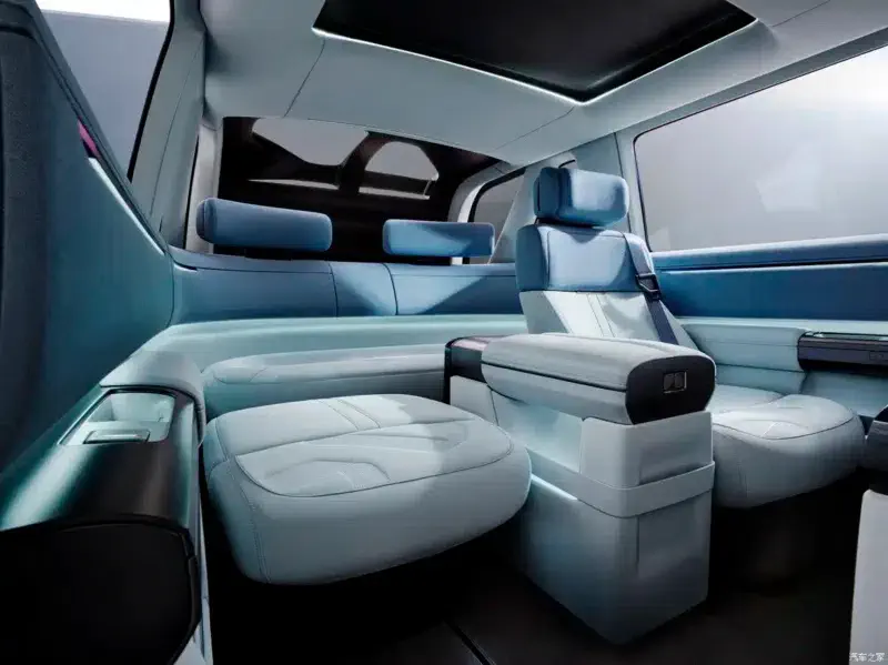 Intérieur luxueux d'une voiture autonome avec sièges confortables et toit panoramique.