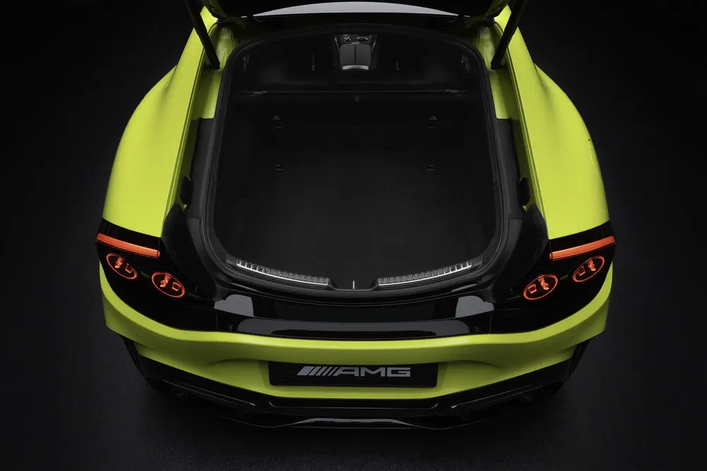 Coffre ouvert de voiture sportive AMG jaune vif avec feux arrière distinctifs.