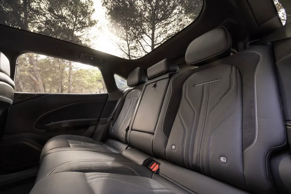 Intérieur luxueux de SUV moderne avec sièges en cuir noir et vue panoramique.