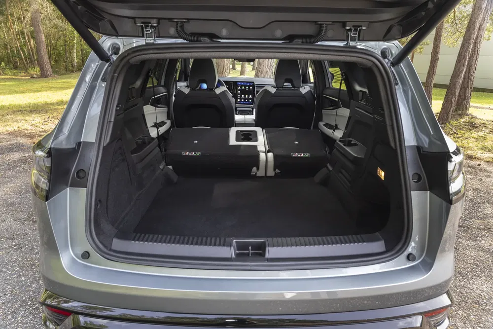 Coffre spacieux d'un SUV Ford avec sièges rabattus et intérieur moderne en plein air.