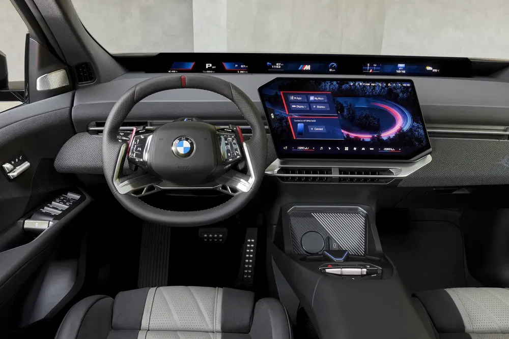 Intérieur moderne BMW avec volant et écran tactile high-tech, design ergonomique élégant.