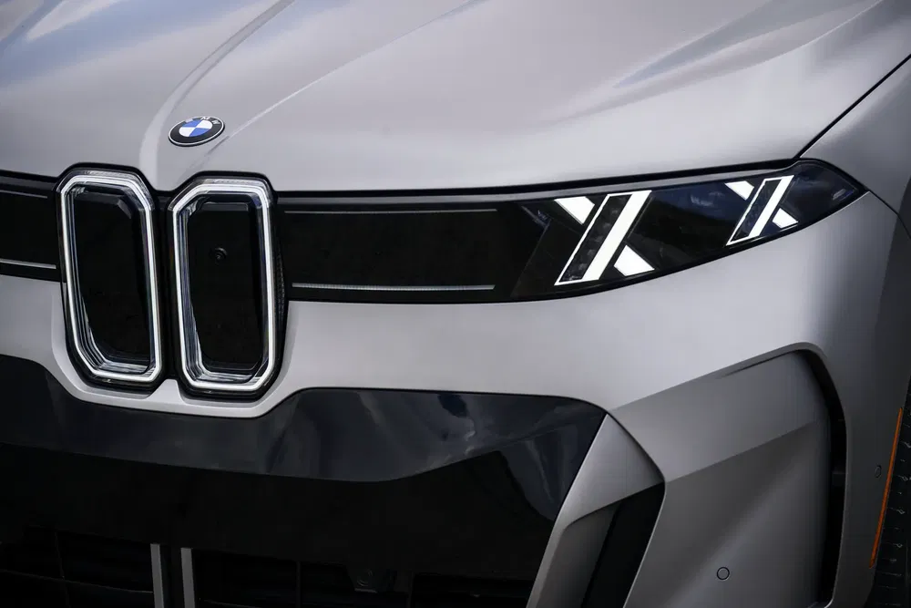 Vooraanzicht van de BMW Vision Neue Klasse, futuristisch ontwerp en opvallende LED-koplampen.