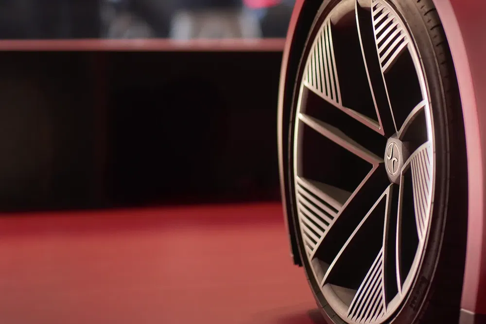 Roue avant d'une voiture électrique Hyundai, design moderne, ambiance de salon automobile.