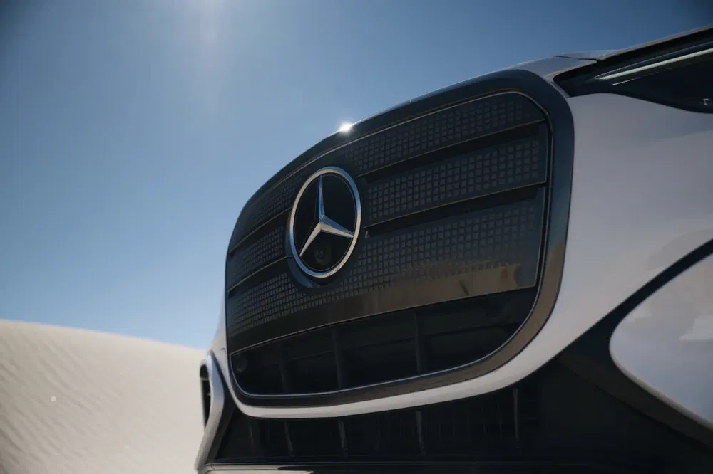 {"fr":"Gros plan sur la calandre d'une Mercedes-Benz sous un ciel bleu.","nl":"Close-up van de grille van een Mercedes-Benz onder een blauwe hemel."}