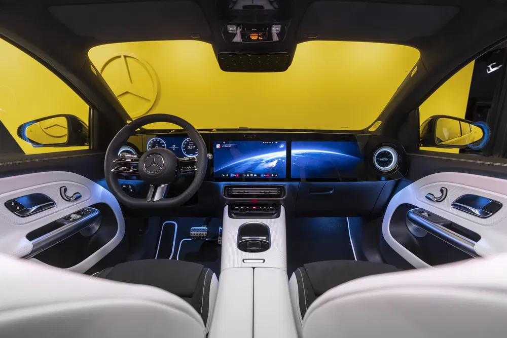 Intérieur moderne de Mercedes avec tableau de bord numérique et volant emblématique.