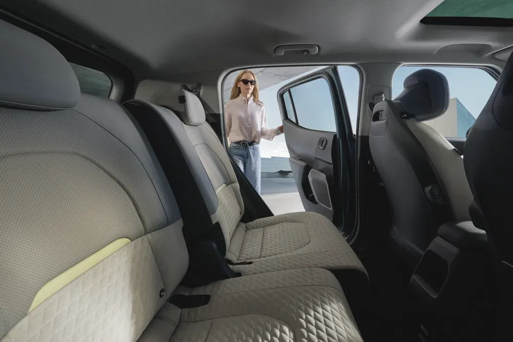 Ruime en moderne auto-interieur met vrouw die instapt, stijlvolle lederen stoelen.