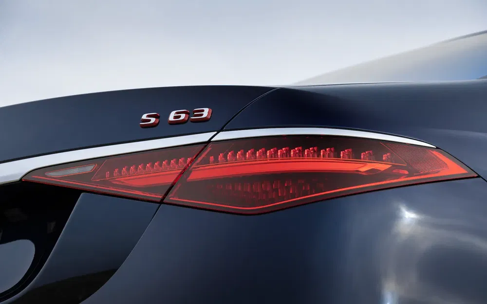 Feux arrière et badge S63 de Mercedes-Benz, finition élégante et moderne.