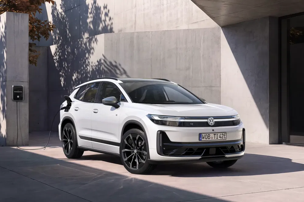 Volkswagen ID.7 blanche en charge dans une allée moderne.