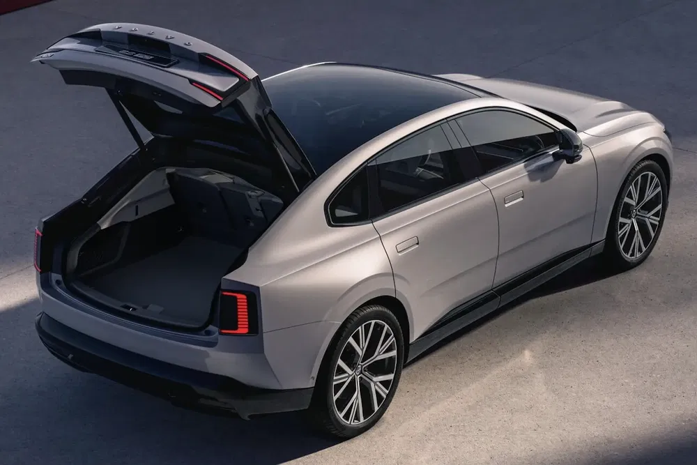 Polestar 4 blanc vu de l'arrière, hayon ouvert, design moderne et élégant.