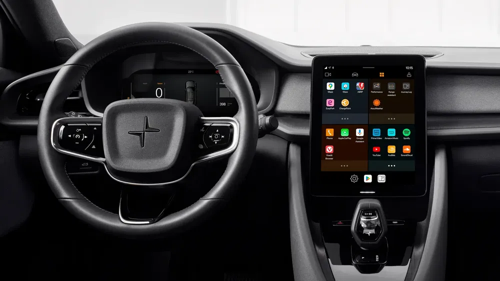 Intérieur du Polestar 2 avec écran tactile central et volant moderne.