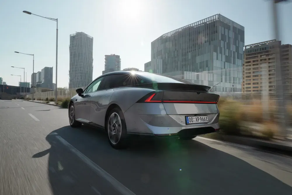 {"fr":"Peugeot 408 hybride roulant en ville, bâtiments modernes en arrière-plan.","nl":"Peugeot 408 hybride rijdt in de stad, moderne gebouwen op de achtergrond."}