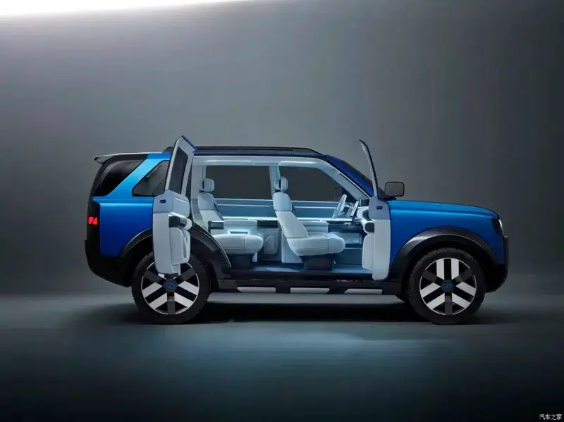 Vue latérale d'un SUV bleu avec intérieur blanc, portes ouvertes, sur fond gris.