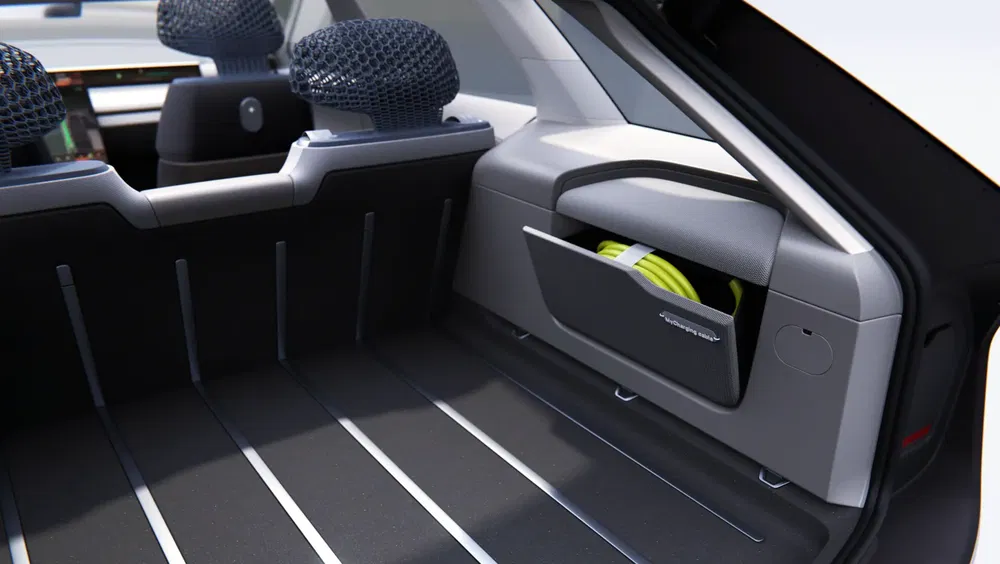 Achterbak van de Hyundai Ioniq 7 met modern interieur en geïntegreerd opbergvak.