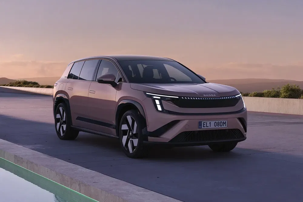 SUV Škoda moderne sur une route au crépuscule, design épuré et futuriste.