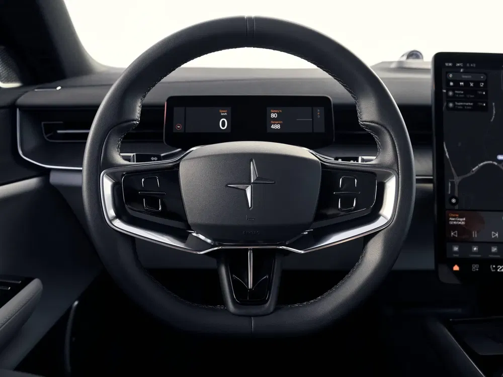 Interieur van Polestar 2 met modern stuurwiel en centraal touchscreen.