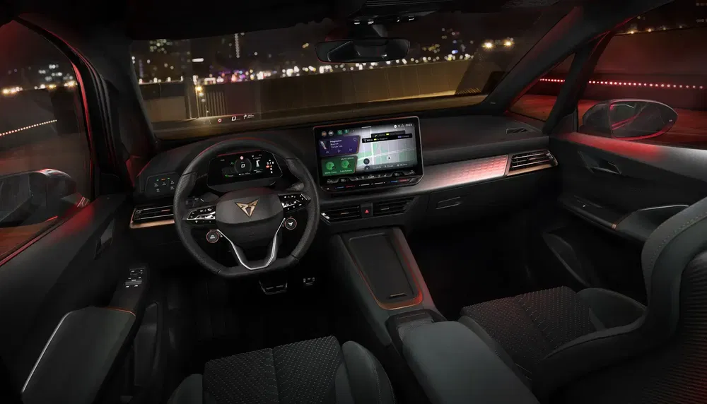 Moderne Cupra-interieur met digitaal dashboard en rode sfeerverlichting.