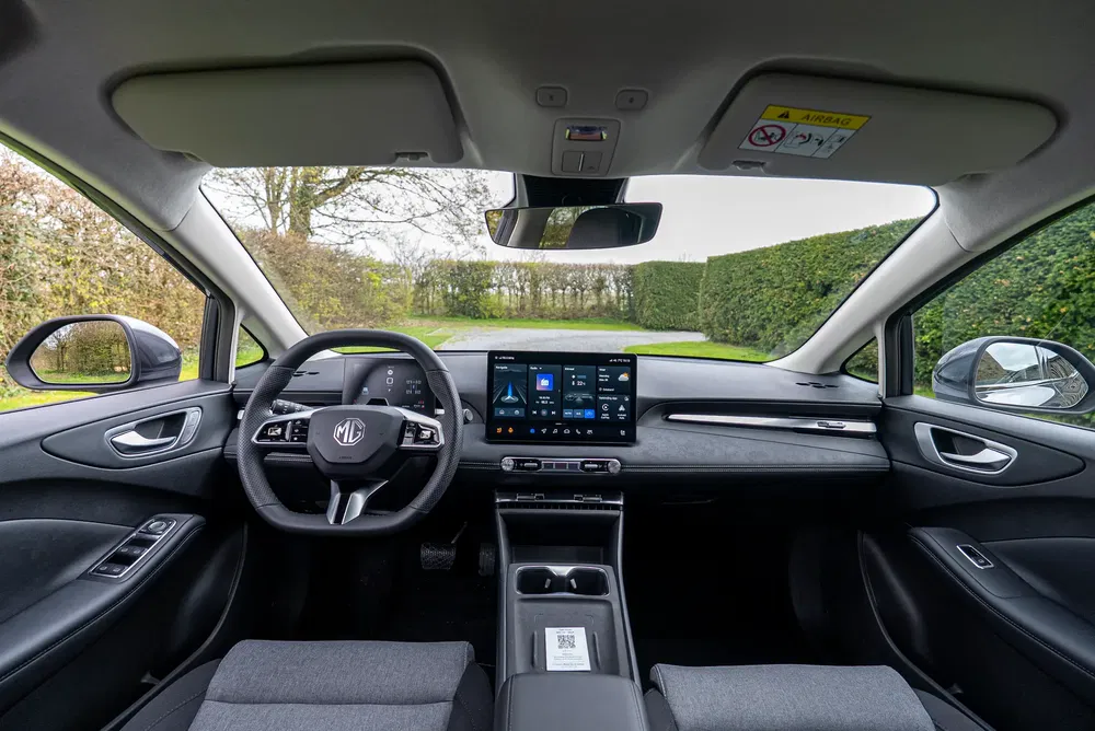 Intérieur spacieux d'une MG, avec tableau de bord moderne et écran tactile central.