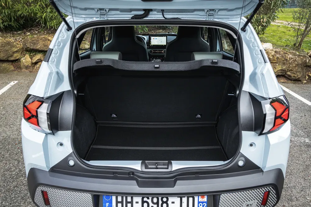 Ruime kofferbak van elektrische Peugeot 2008 SUV, achterklep open, achteraanzicht.