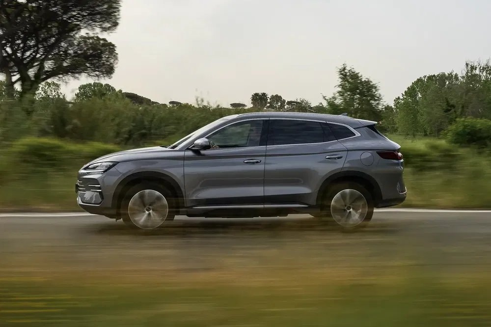 {"fr":"SUV Chery Tiggo 7 roulant sur une route de campagne bordée d'arbres.","nl":"SUV Chery Tiggo 7 rijdt over een landelijke weg omgeven door bomen."}