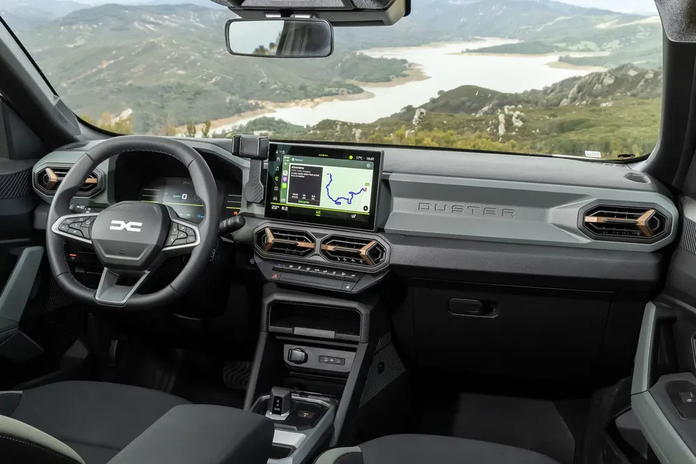 Interieur van de Dacia Duster 2024, moderne stuur en digitaal navigatiescherm.