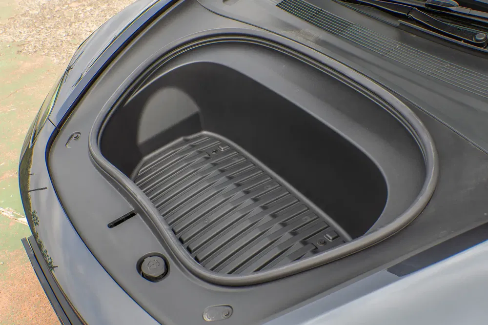 Coffre avant d'une voiture électrique Tesla, espace de rangement compact et pratique.