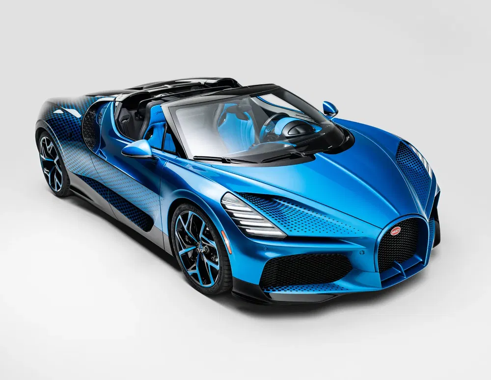 {"fr":"Bugatti Mistral bleue, design sportif et élégant, intérieur luxueux, haute performance.","nl":"Blauwe Bugatti Mistral, sportief ontwerp en luxe interieur, hoge prestaties."}