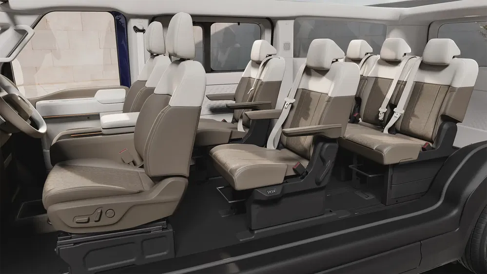 Intérieur du van électrique Volkswagen ID. Buzz avec sièges réglables en cuir marron et blanc.