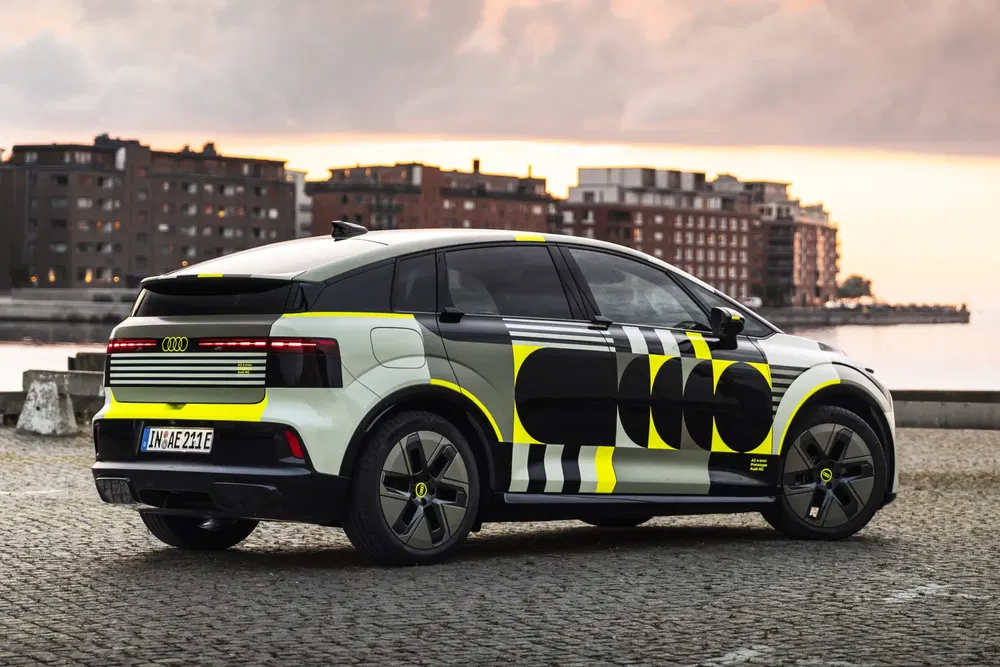 Audi Q6 e-tron électrique avec un design futuriste, stationnée au bord de l'eau.