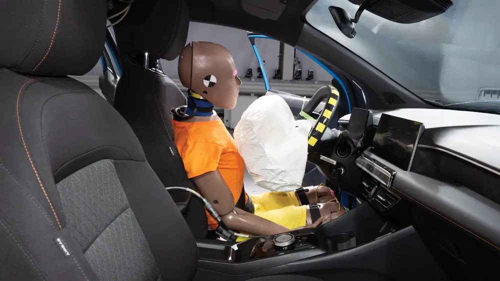 {"fr":"Mannequin de crash test avec airbag déployé dans une étude de sécurité automobile.","nl":"Crashtestdummy met opgeblazen airbag tijdens een veiligheidsonderzoek van auto's."}