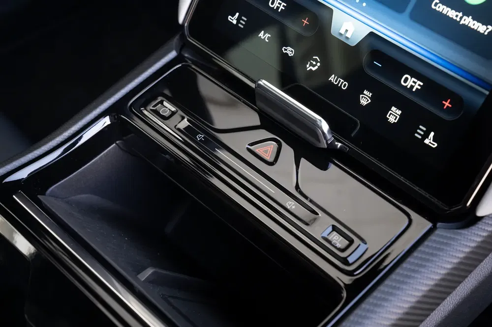 Console centrale haute technologie d'une Volkswagen ID.3 avec écran tactile et commandes haptique.
