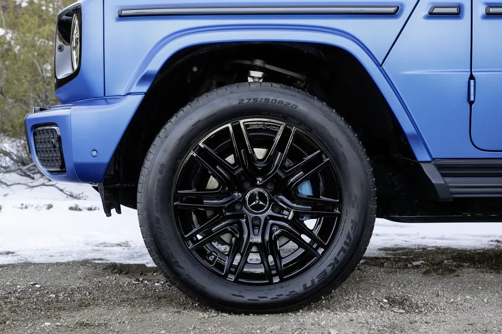 Roues AMG sur Mercedes G-Class bleue avec pneu Falken, hiver.