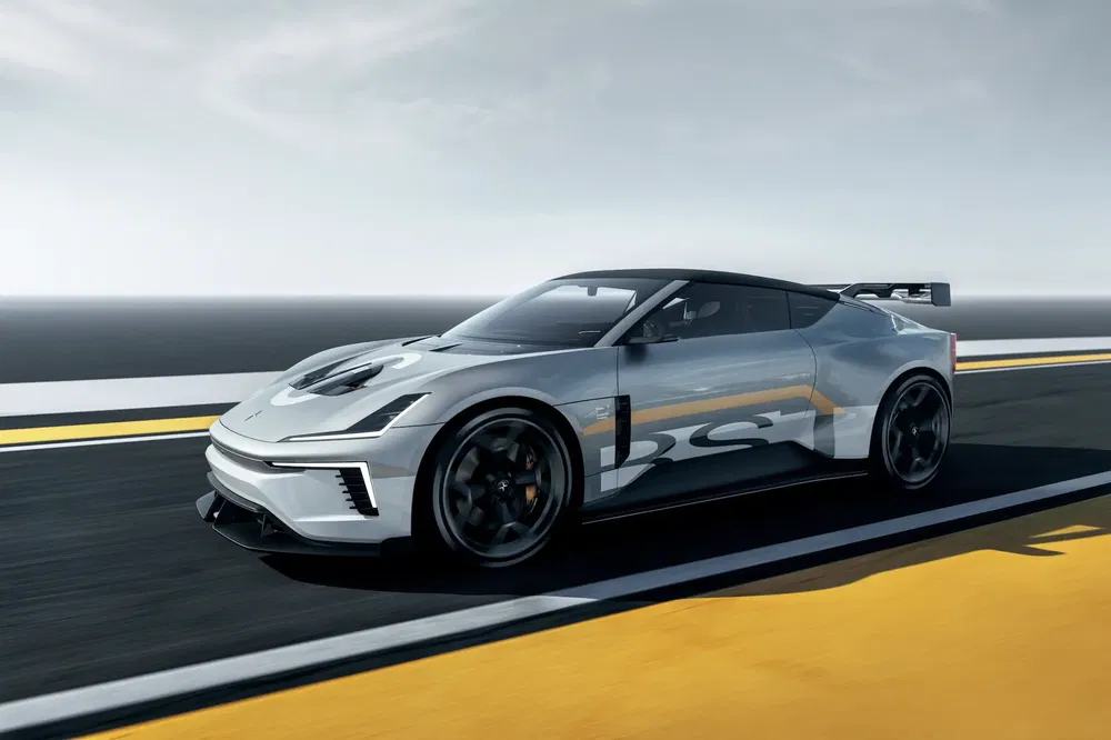 Voiture sportive Polestar en mouvement sur piste, design aérodynamique et moderne, ciel clair.