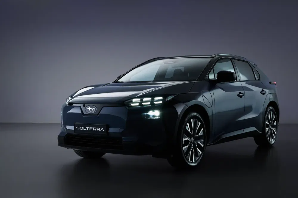 Subaru Solterra électrique, SUV moderne élégant avec phares LED avant éclairés.