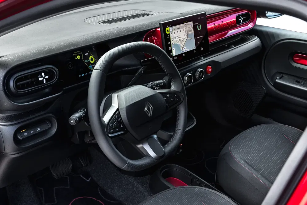 Intérieur moderne renault avec tableau de bord numérique, volant multifonction et écran de navigation.