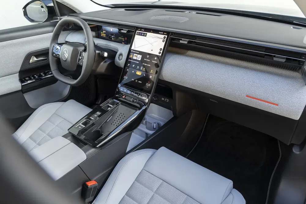 Intérieur moderne de la Citroën C5 X avec écran tactile central et sièges confortables.